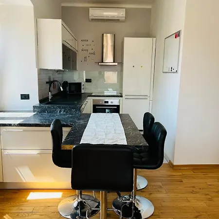 Appartamento Tashi, Korzo - Rijeka, 2 Bedrooms *